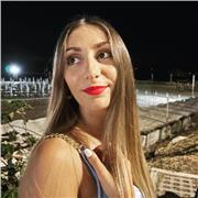 Docente di Lettere impartisce lezioni di italiano e storia a ragazzi di scuola secondaria (I e II grado)